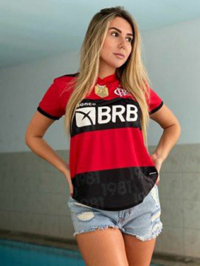Carol Portaluppi aparece vestindo a camisa do Flamengo