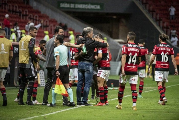 Jogadores do Flamengo comemoram gol com Renato em Brasília