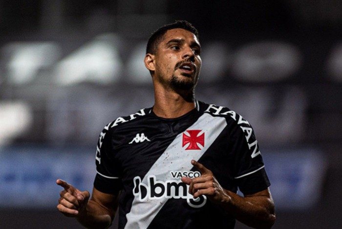 Com 1,91m de altura, Daniel Amorim é especialista no jogo aéreo