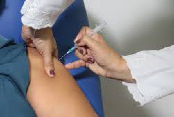 Rio deve receber 535 mil doses da vacina contra a covid-19 até quarta-feira