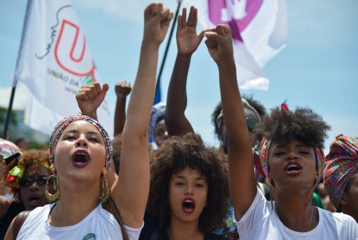 Imagem da Marcha das Mulheres Negras Contra o Racismo, a Violência e pelo Bem Viver, realizada em Brasília ainda antes da pandemia de COVID-19