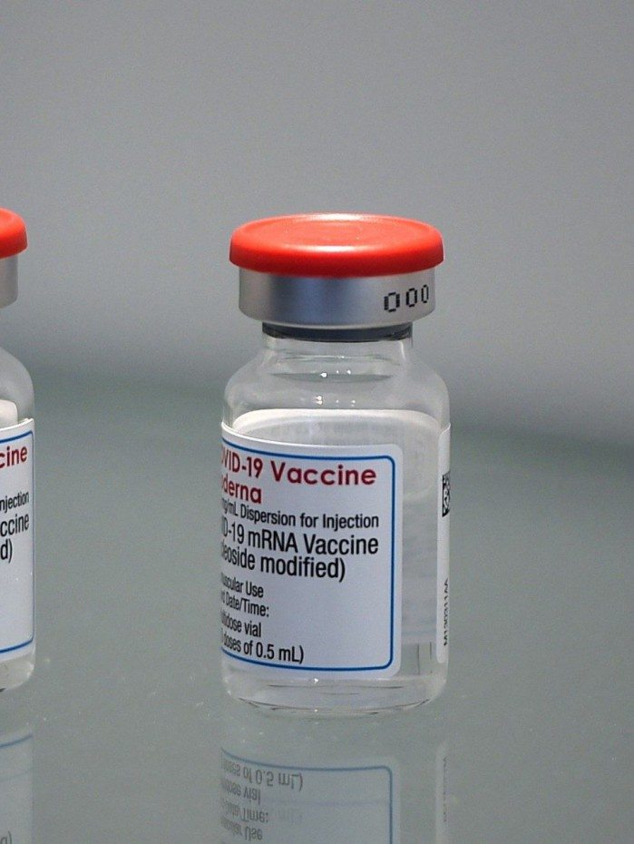 Moderna n&atilde;o descartou a fabrica&ccedil;&atilde;o de uma nova vacina para lidar com a variante &ocirc;micron