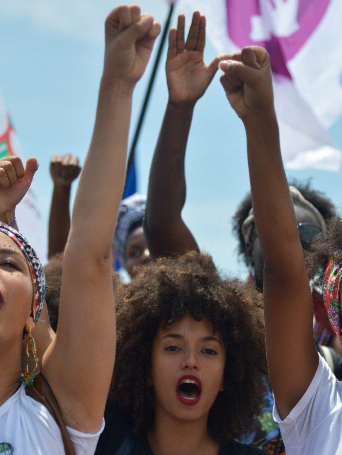 Imagem da Marcha das Mulheres Negras Contra o Racismo, a Violência e pelo Bem Viver, realizada em Brasília ainda antes da pandemia de COVID-19