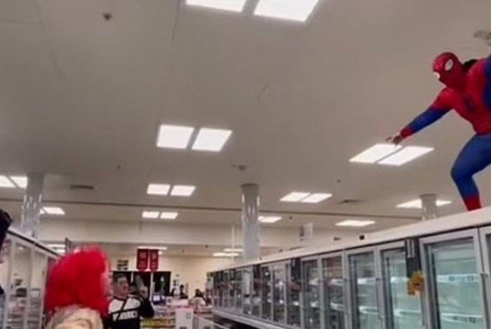 Vestidos de super-heróis, tiktokers causam confusão em supermercado
