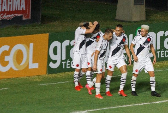 Bruno Gomes é abraçado por Léo Jabá após a assistência para o gol de Marquinhos Gabriel