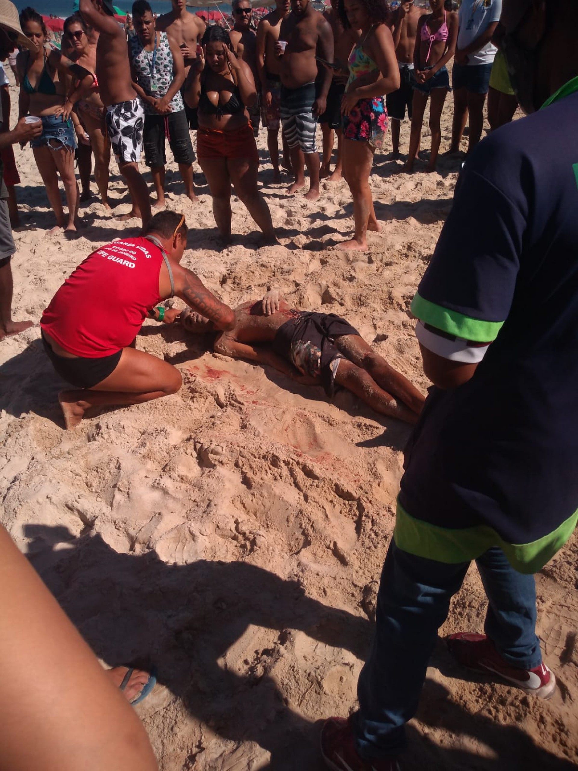 Suspeito é baleado em tentativa de assalto na Praia de Ipanema