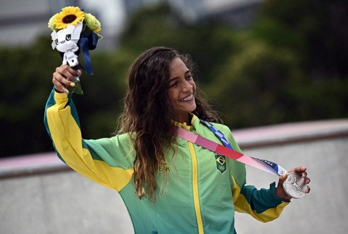 Rayssa Leal - A jovem skatista brasileira foi medalhista de prata na edição de Tóquio 2021. Fadinha, como é conhecida a atleta, ficou com o segundo lugar na categoria street. Rayssa se tornou a brasileira mais jovem a conquistar uma medalha nos Jogos Olímpicos.