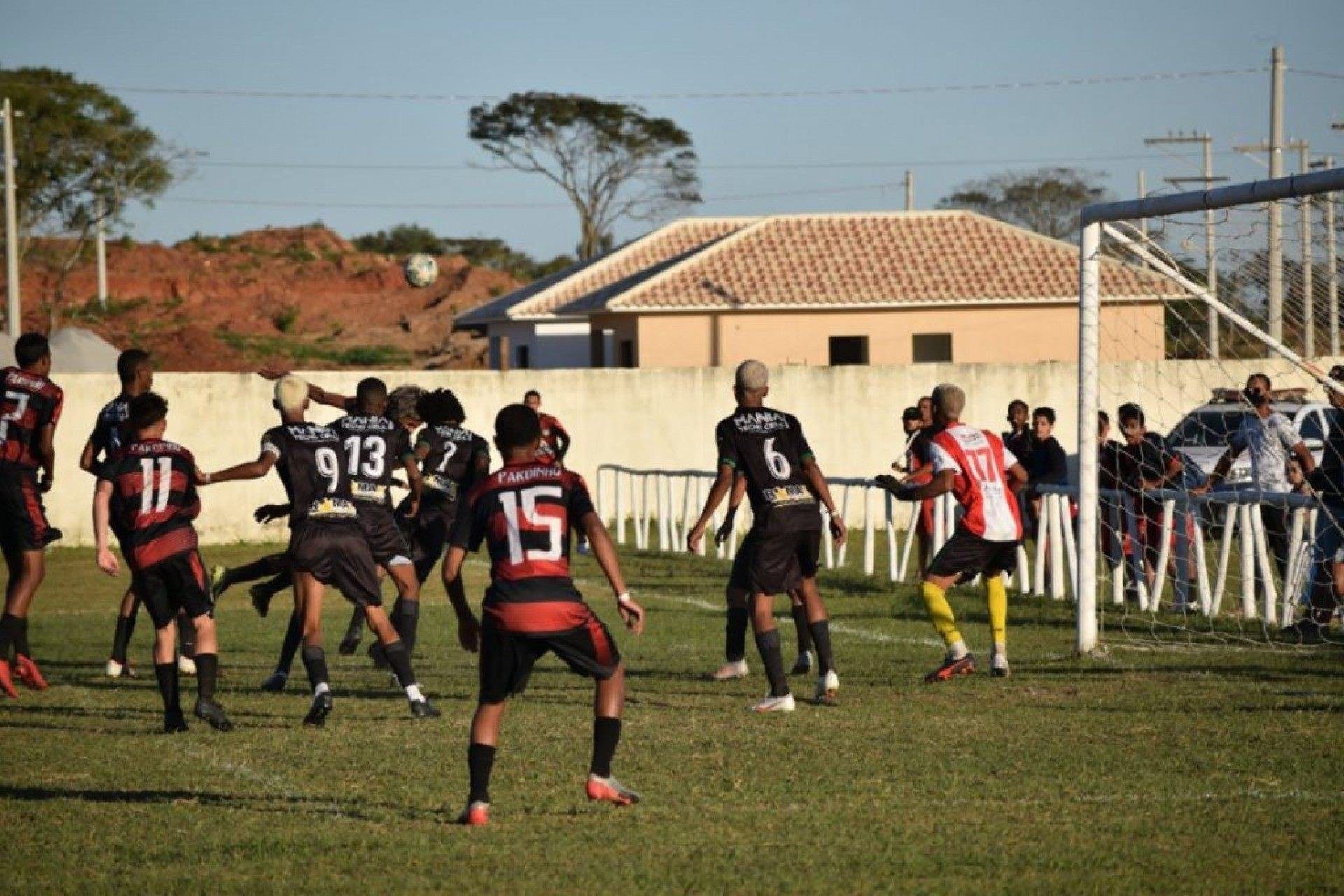 O jogo aconteceu contra o time da Uni&atilde;o de Silva Jardim, e precisou ser levada aos p&ecirc;naltis - Divulga&ccedil;&atilde;o