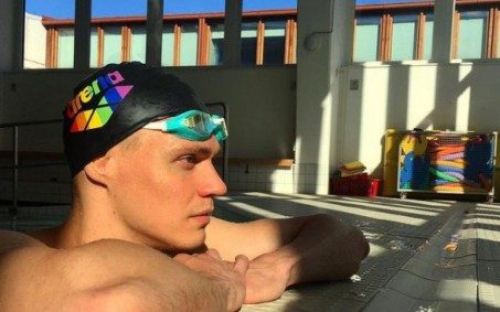 Provável adversário de nadador brasileiro nos 50m livre é ativista de causas LGBT e tem cargo público  