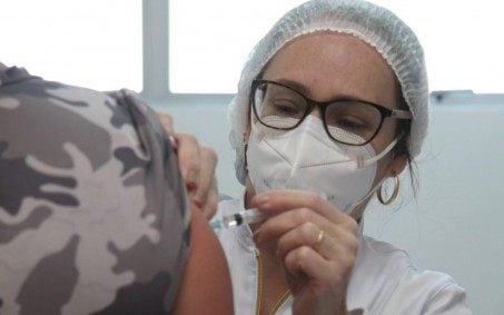 Nova Iguaçu vacina pessoas entre 22 e 26 anos nesta semana