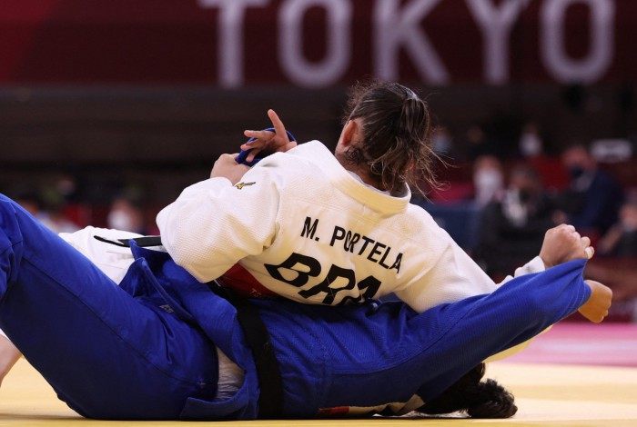 Maria Portela em luta de judô na Olimpíada e Tóquio