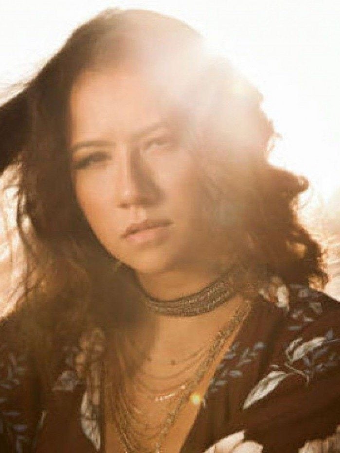 Filha de Paulo Silvino, Isabela &eacute; jornalista e cantora