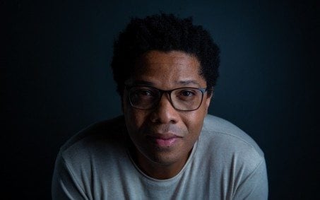 Premiado em Memphis, Elísio Lopes Jr. lança livro com cem monólogos