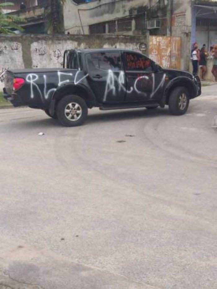 Veículo foi pichado após ataque que matou policial federal na Favela do Rola, em Santa Cruz 