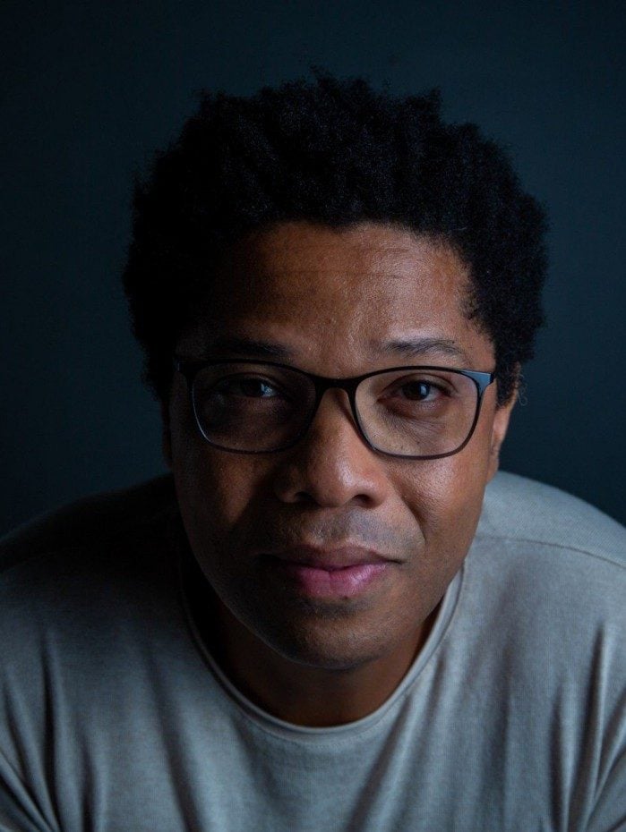 O escritor e roteirista proporciona aos leitores as m&uacute;ltiplas possibilidades de se emocionar, se divertir e refletir ao sentir na pele suas personagens 