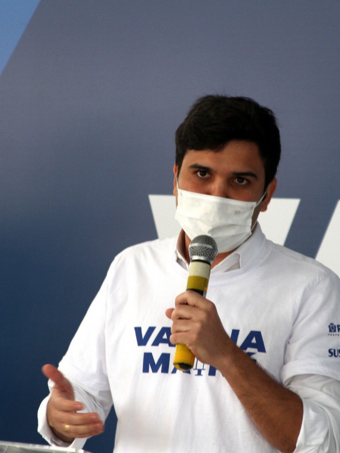 Renan Ferreirinha em evento de vacina&ccedil;&atilde;o no Complexo da Mar&eacute; nesta quinta-feira (29)
