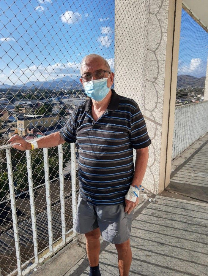 O idoso Luiz Carlos da Silva Fagundes aguardou por 16 horas por uma maca no Hospital Municipal Albert Schweitzer, em Realengo