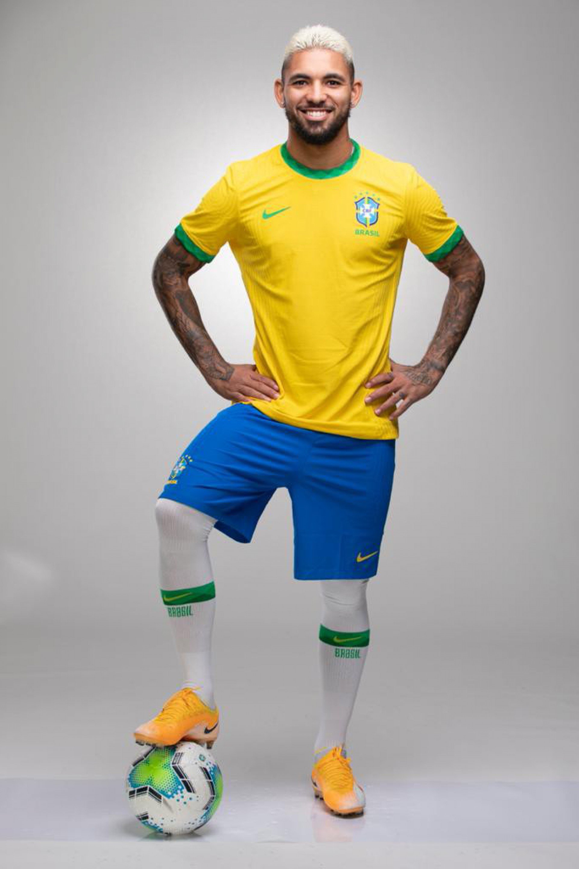 Cria da Mar&eacute;, Douglas Luiz est&aacute; em busca da medalha de ouro para a Sele&ccedil;&atilde;o Brasileira de Futebol em T&oacute;quio 'Orgulho de onde vim"