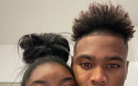 Namorado de Simone Biles posta mensagem em apoio a ginasta nas redes sociais 