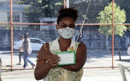 Nova Iguaçu vacina pessoas de 33 anos nesta segunda-feira