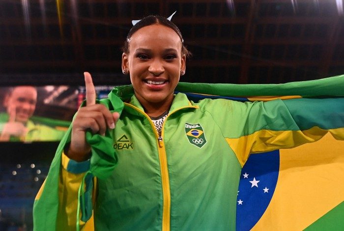 Aos 22 anos, Rebeca conquistou o primeiro ouro da ginástica feminina do Brasil nas Olimpíadas