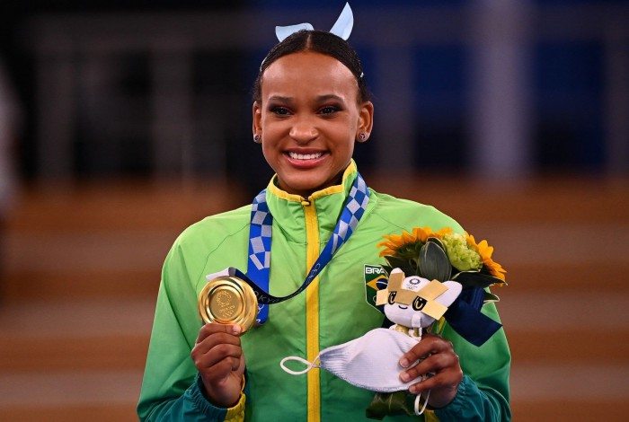 A ginasta Rebeca Andrade. Na foto, ela com a medalha de ouro nas Olimp&iacute;adas de Tokyo
