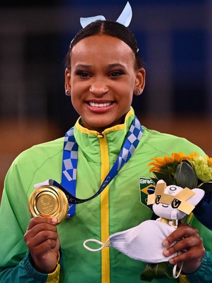 A ginasta Rebeca Andrade. Na foto, ela com a medalha de ouro nas Olimp&iacute;adas de Tokyo