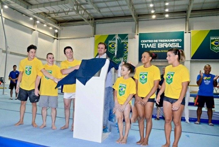 Paes publica foto com ginastas olímpicos e exclui o ex-presidente do Comitê Olímpico Brasileiro