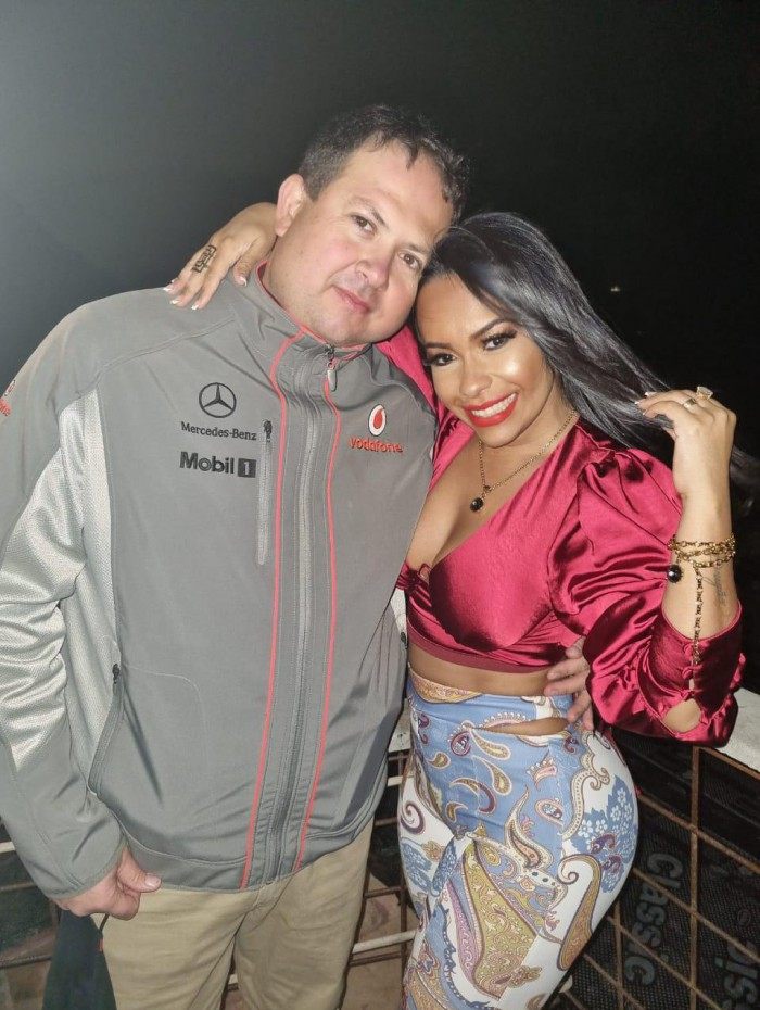  Raissa de Oliveira e seu esposo, no morro do Vidigal