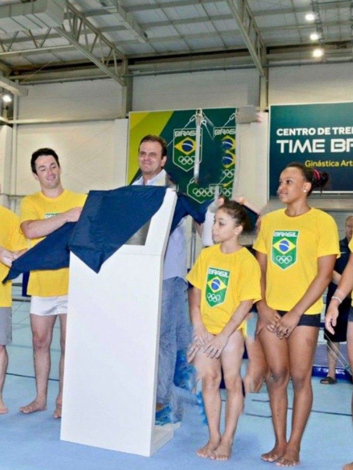 Paes publica foto com ginastas olímpicos e exclui o ex-presidente do Comitê Olímpico Brasileiro