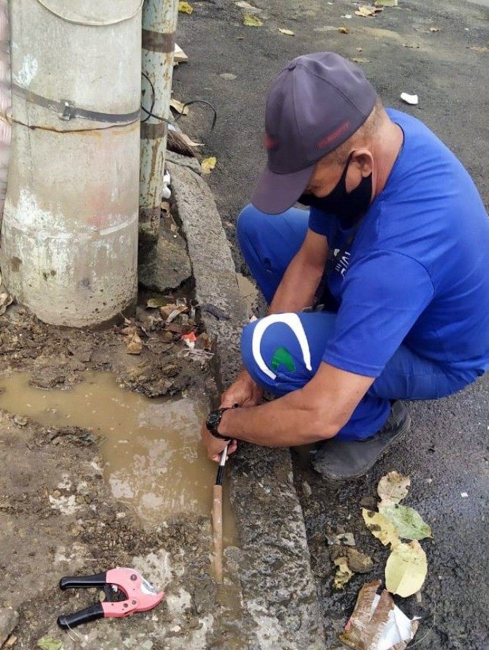 T&eacute;cnico corta liga&ccedil;&atilde;o clandestina de &aacute;gua