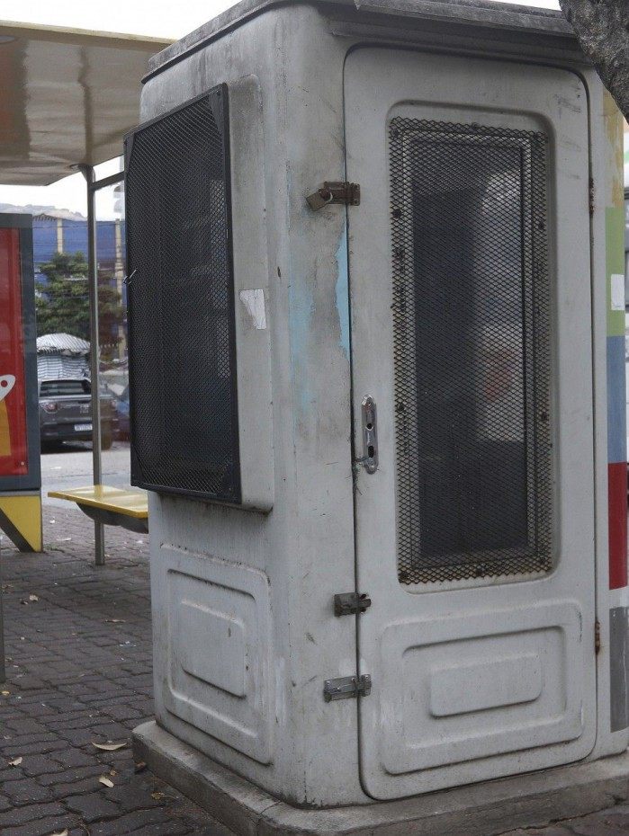 Geral - Linhas de onibus que deapareceram na cidade do Rio de Janeiro. Na foto, cabine despachante da linha 773, Cascadura x Pavuna, via Camboata, trancada.