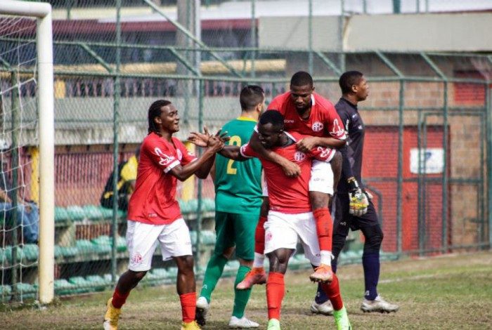 Com a vantagem, o America pode perder por até três gols no jogo de volta, terça, no Giulite Coutinho, para avançar à segunda fase