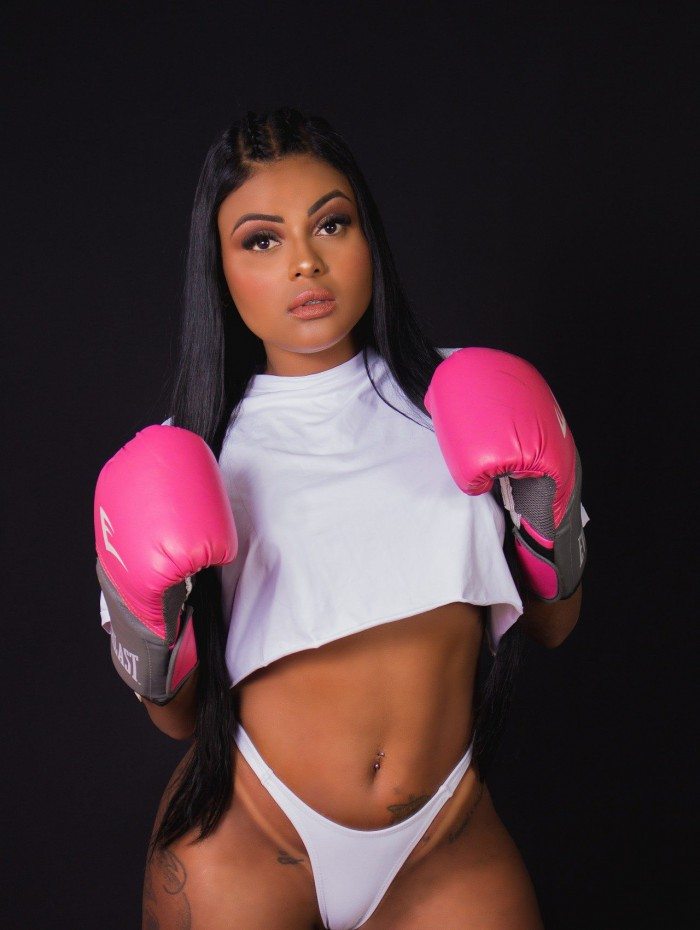 Modelo Samea Soloni posa sensual em homenagem aos atletas das Olimpíadas 
