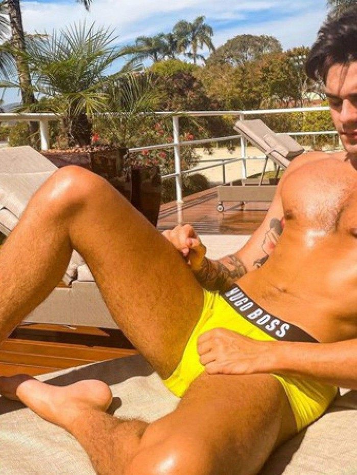 Luan Santana sensualiza de cueca amarela
