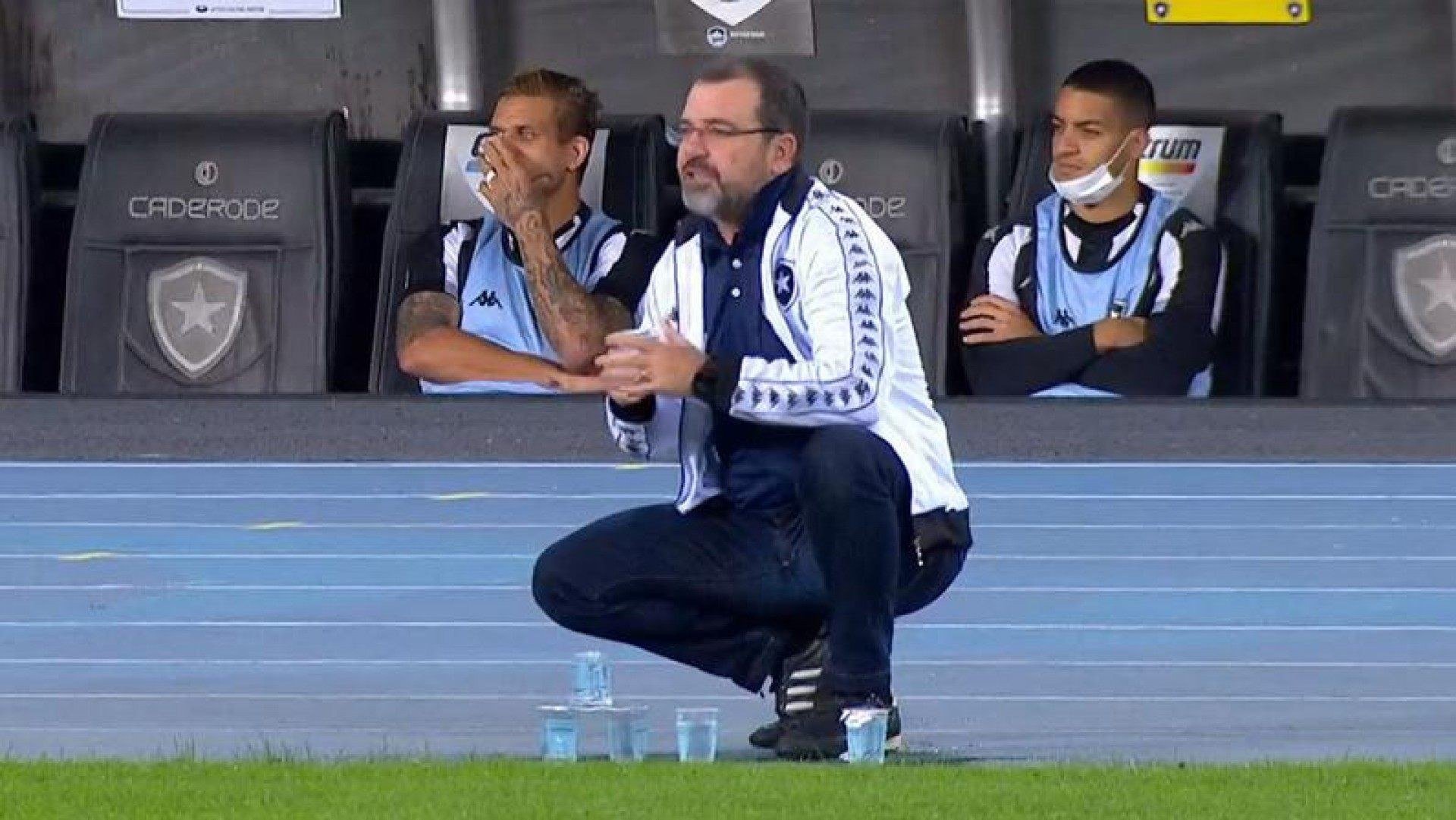 Enderson Moreira quer mais um zagueiro, um meia e um atacante