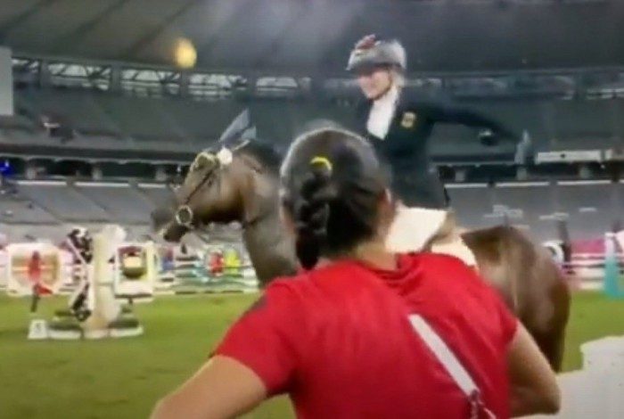 Cavalo Saint Boy não respondeu aos comandos da alemã Annika Schleu, que ficou fora da briga por medalha