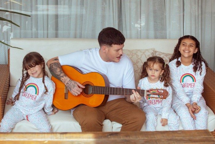 Ferrugem canta ao lado das três filhas