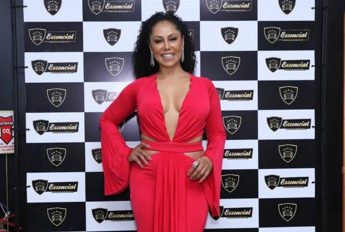 Valéria Valenssa volta a fazer presença VIP e ousa com troca de looks em evento
