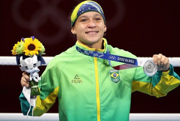 Bia Ferreira com sua medalha de prata