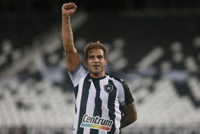 Rafael Moura marcou seu primeiro gol pelo Botafogo na partida contra a Ponte Preta