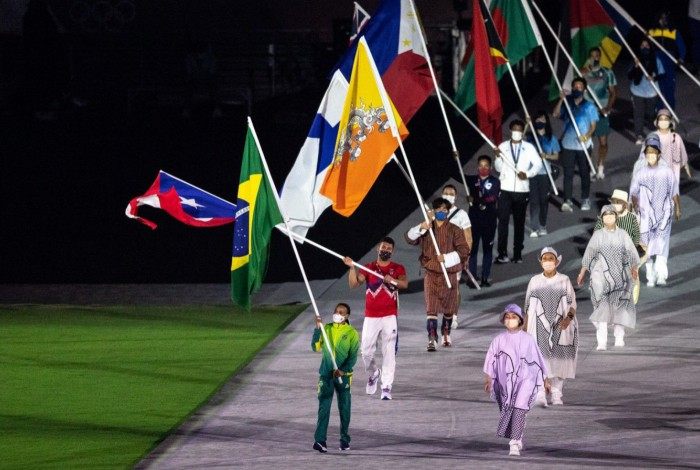 Rebeca Andrade foi porta-bandeira do Brasil na cerimônia de encerramento da Olimpíada de Tóquio