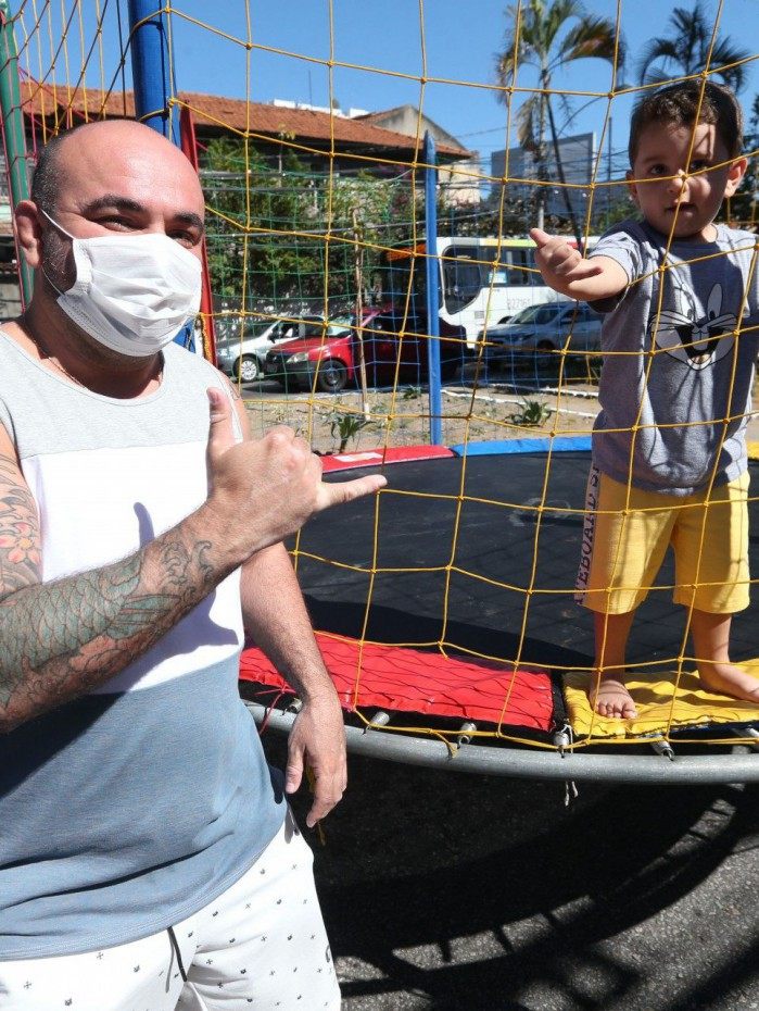 Heitor de Souza, com seu filho, em evento Buraco do Padre, no Engenho Novo