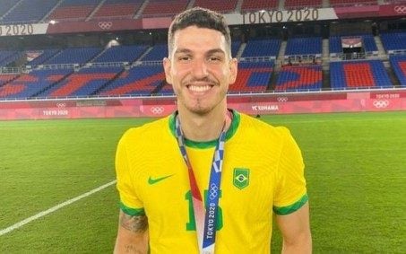 Nino desembarca no Rio e pode ser opção no próximo duelo do Fluminense pela Libertadores