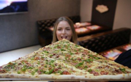 Maior fatia de pizza do Brasil é vendida em Nova Iguaçu