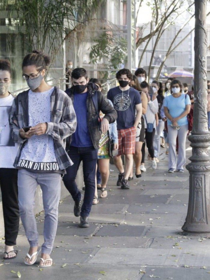 Longas filas foram formadas antes da abertura do Posto Manoel José Pereira, no Catete, na Zona Norte do Rio. 