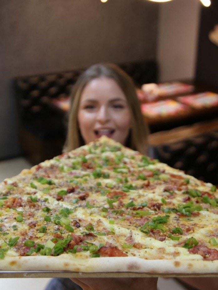 Maior fatia de pizza do Brasil tem 80cm e &eacute; vendida em estabelecimento de Nova Igua&ccedil;u.