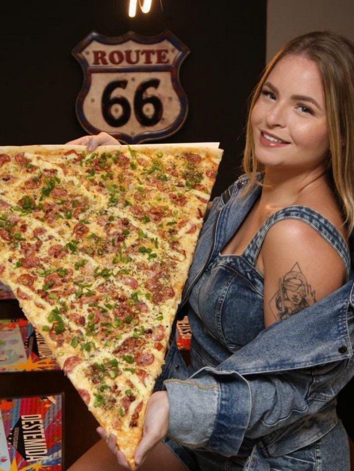 Maior fatia de pizza do Brasil tem 80cm e &eacute; vendida em estabelecimento de Nova Igua&ccedil;u.