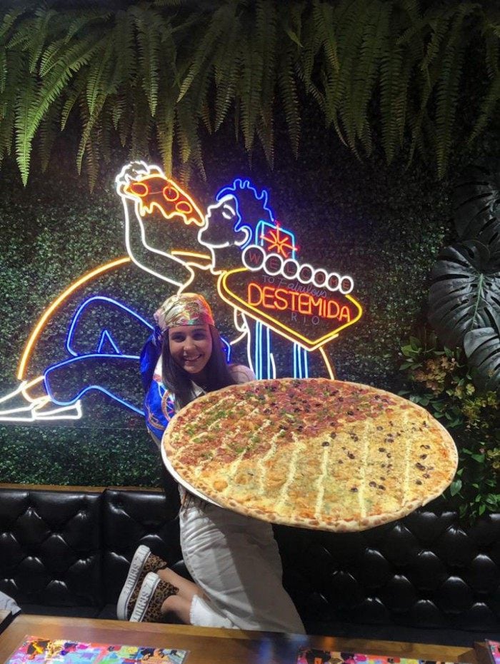 Maior fatia de pizza do Brasil tem 80cm e &eacute; vendida em estabelecimento de Nova Igua&ccedil;u.