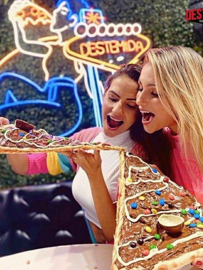 Pizzas de kinder ovo e brownie fazem sucesso com quem gosta de chocolate.